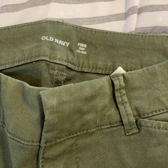 Old Navy mid rise pixie crop pant - Picture 4 of 5